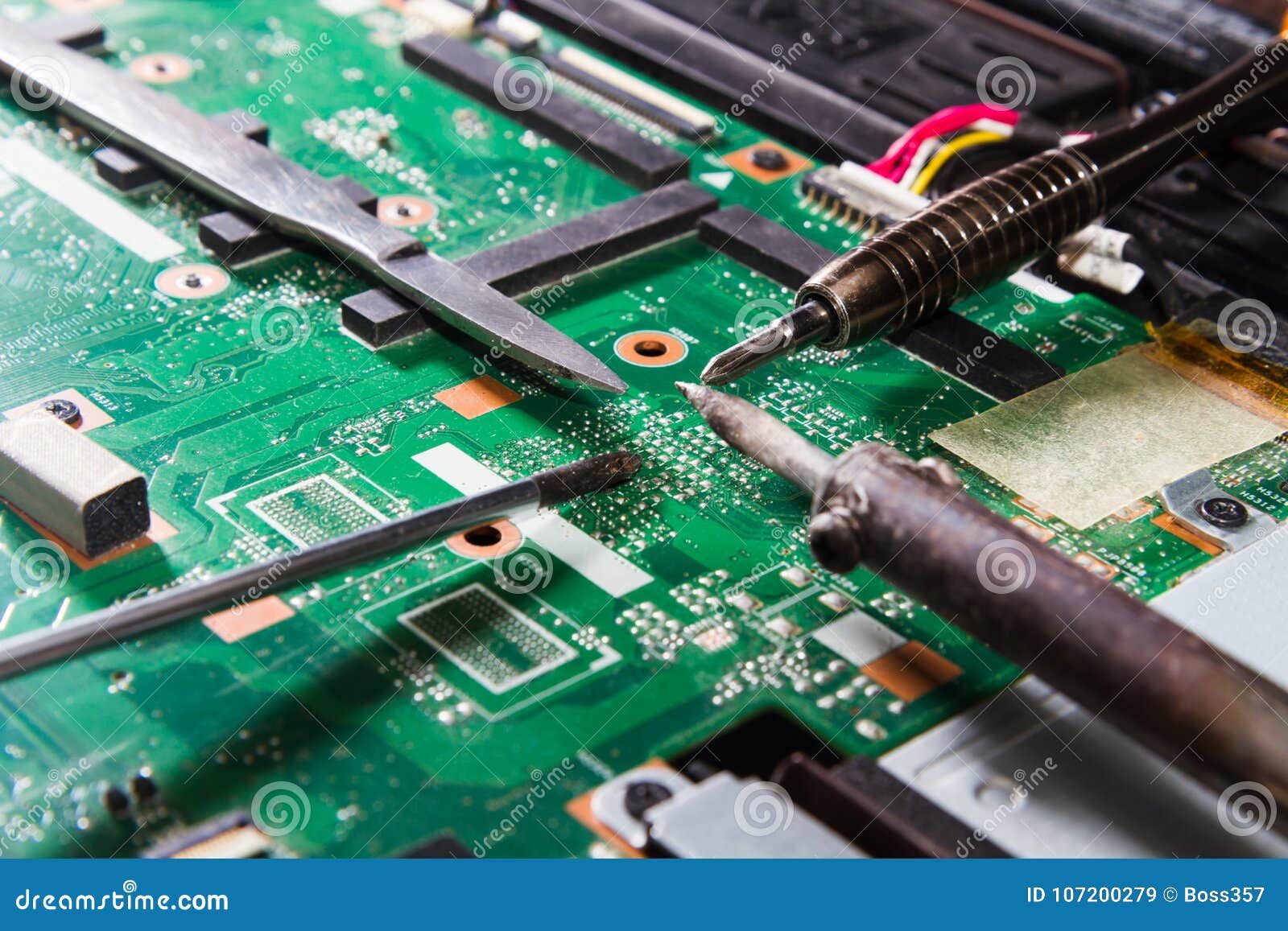 Perbaikan komponen PCB laptop